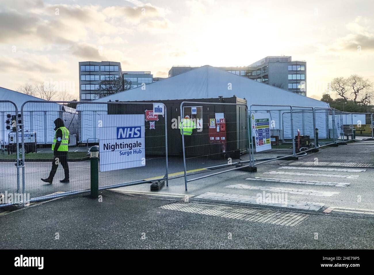 Solihull, Großbritannien. Januar 2022. Der NHS Nightingale Surge Hub nimmt Gestalt auf dem Parkplatz des Solihull Hospital in der Lode Lane in West Midlands an. Der Drehkreuz, der aus zwei riesigen Festzelten besteht, wird von Krankenschwestern und Beratern sowie klinischen und nichtklinischen Mitarbeitern besetzt sein und sich um diejenigen kümmern, die nicht gut genug sind, um nach Hause zu gehen, aber während ihrer COVID-19-Genesung nur eine minimale Überwachung benötigen. Einschließlich Solihull wurden acht Standorte in England für die temporären COVID-Strukturen ausgewählt. PIC by Credit: Stop Press Media/Alamy Live News Stockfoto