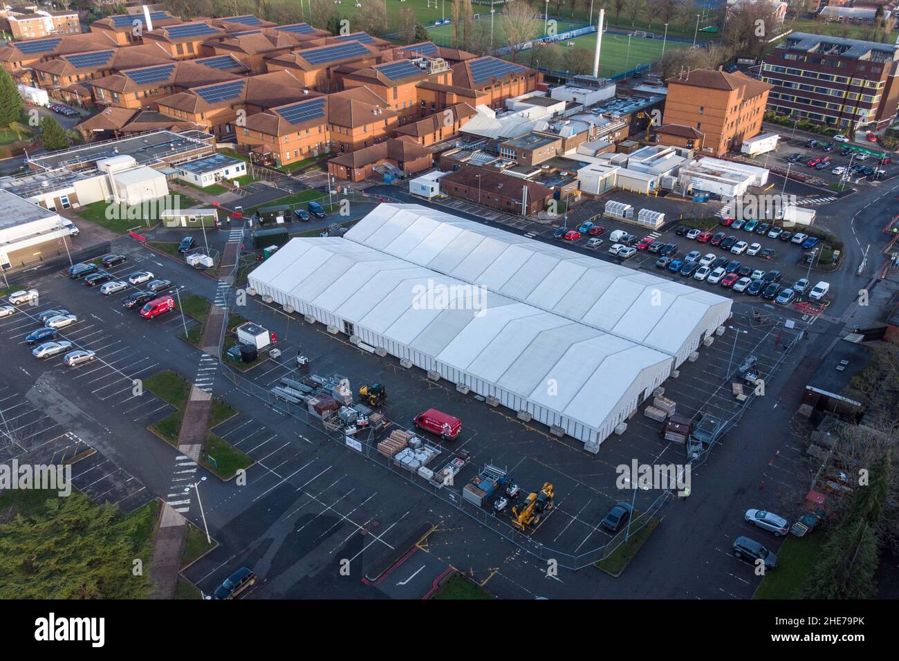 Solihull, Großbritannien. Januar 2022. Der NHS Nightingale Surge Hub nimmt Gestalt auf dem Parkplatz des Solihull Hospital in der Lode Lane in West Midlands an. Der Drehkreuz, der aus zwei riesigen Festzelten besteht, wird von Krankenschwestern und Beratern sowie klinischen und nichtklinischen Mitarbeitern besetzt sein und sich um diejenigen kümmern, die nicht gut genug sind, um nach Hause zu gehen, aber während ihrer COVID-19-Genesung nur eine minimale Überwachung benötigen. Einschließlich Solihull wurden acht Standorte in England für die temporären COVID-Strukturen ausgewählt. PIC by Credit: Stop Press Media/Alamy Live News Stockfoto