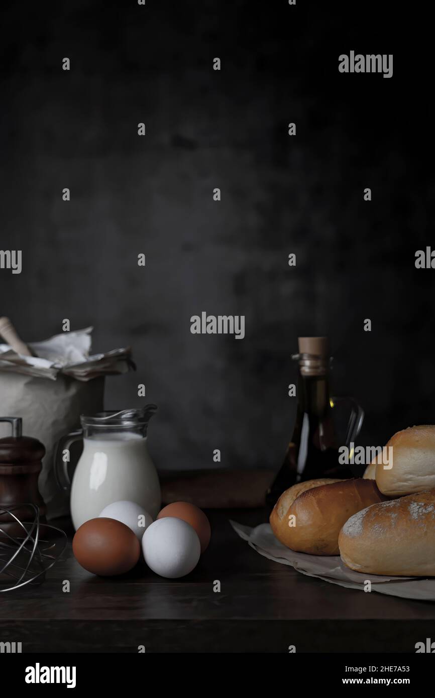 Brot und Olivenöl mit Milch und Eiern mit dunklem Hintergrund Stockfoto