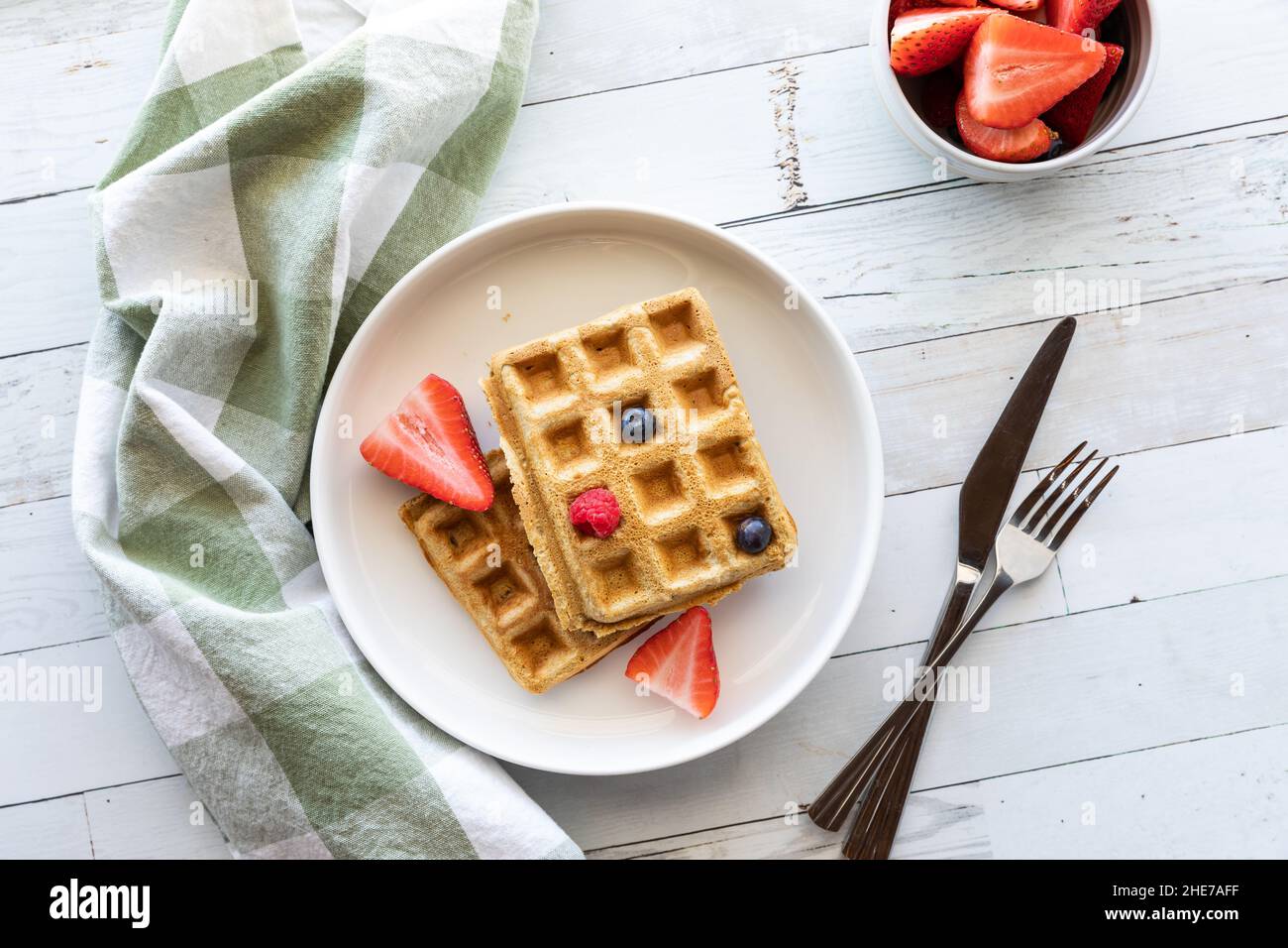 Einfache Vollkornwaffeln mit frischen Beeren, fertig zum Essen. Stockfoto