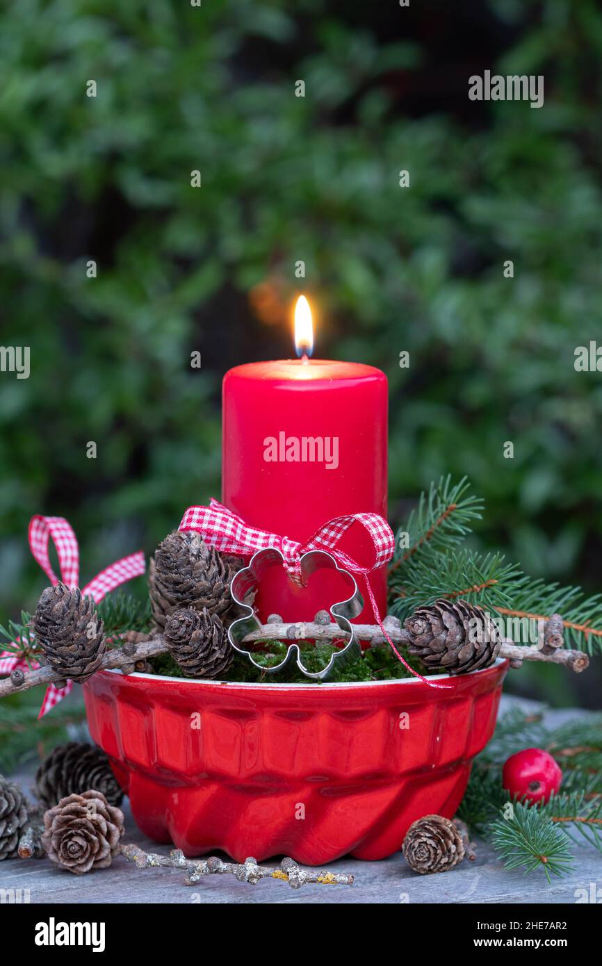 Neujahr Dekoration mit roter Kerze und Kleeblatt Ausstechform Stockfoto