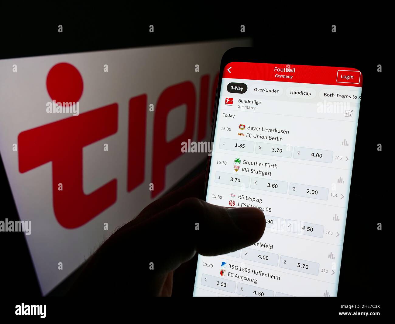 Person, die Smartphone mit Website der Sportwettenfirma Tipico Co. Ltd auf dem Bildschirm vor dem Logo hält. Konzentrieren Sie sich auf die Mitte des Telefondisplays. Stockfoto