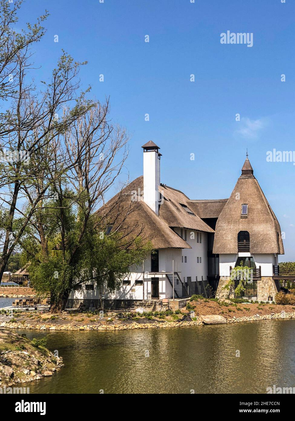 Dnipro, Ukraine - 04. Mai 2019; typisches ukrainisches Haus in einem Park in der ukrainischen Stadt Dnipro Stockfoto