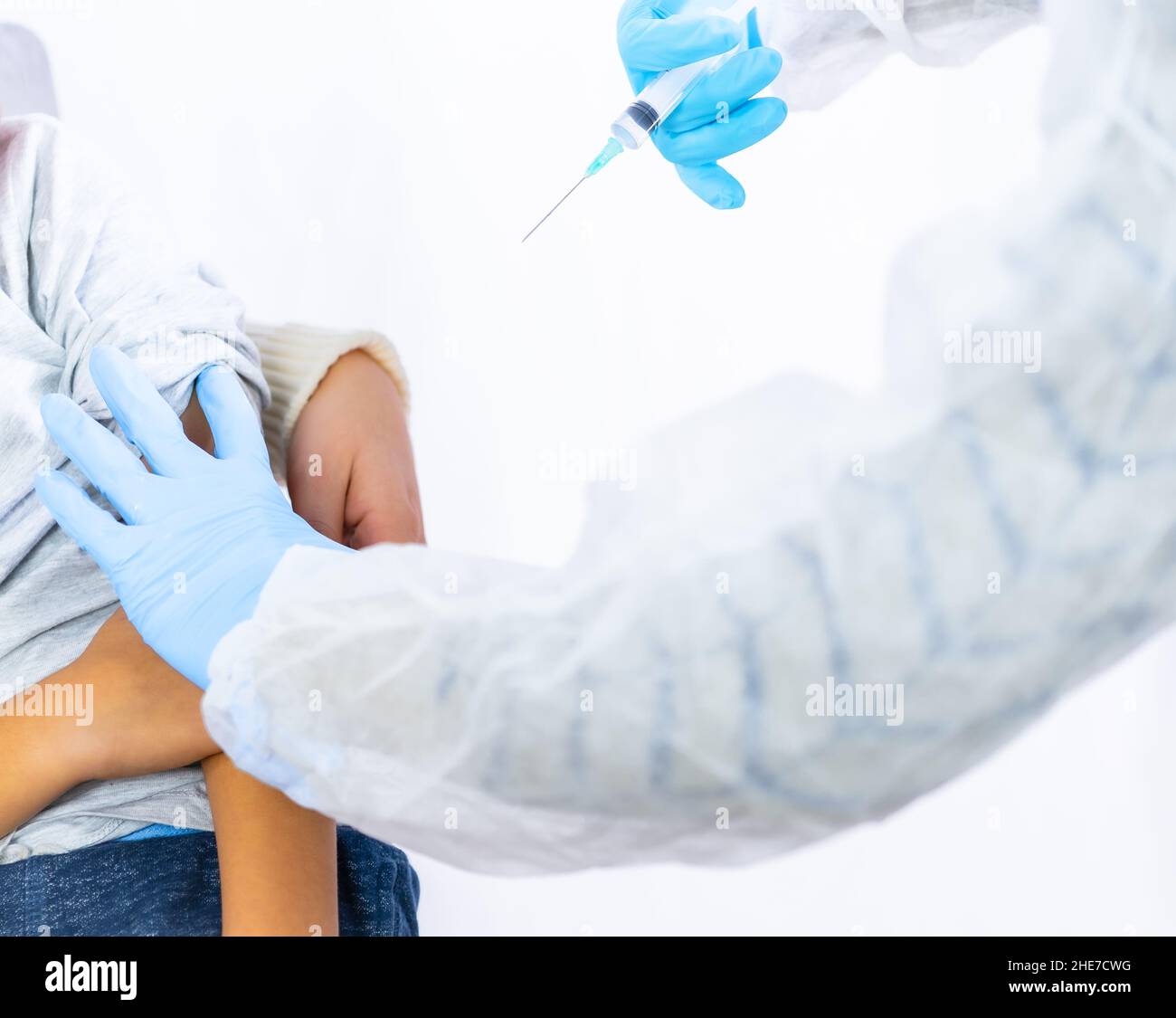 Kind erhält Impfstoffinjektion. Impfung von Kindern. Impfungen gegen die Coronavirus-Pandemie, Covid-19, eine neue Normalität für Schulen Stockfoto