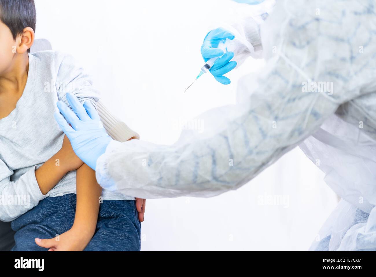 Ängstlich Kind vor Impfstoffinjektion. Impfung von Kindern. Immunisierung bei der Coronavirus-Pandemie, covid-19 Stockfoto