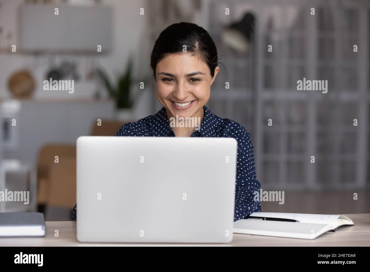 Happy Millennial Indian Mädchen arbeiten an Laptop-Computer Stockfoto