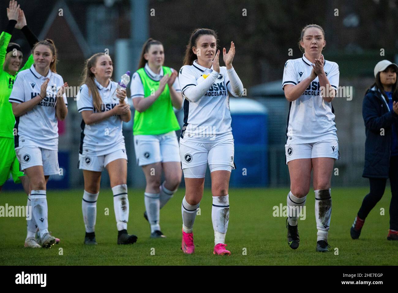 London, Großbritannien. 09th Januar 2022. Millwall applaudiert ihren Unterstützern, nachdem sie das Premier-Spiel der Frauen in London und South East zwischen Dulwich Hamlet und Millwall Lionesses auf dem Champion Hill in London, England, gewonnen haben. Liam Asman/SPP Credit: SPP Sport Press Photo. /Alamy Live News Stockfoto