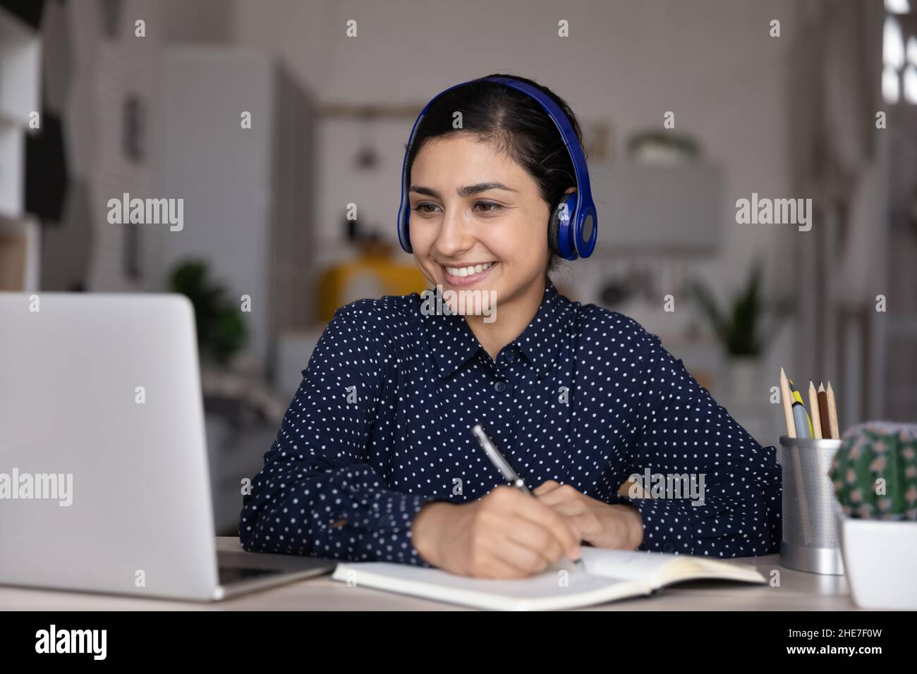 Glücklich ethnischen indischen Student Mädchen beobachten Lernmedien Inhalte Stockfoto