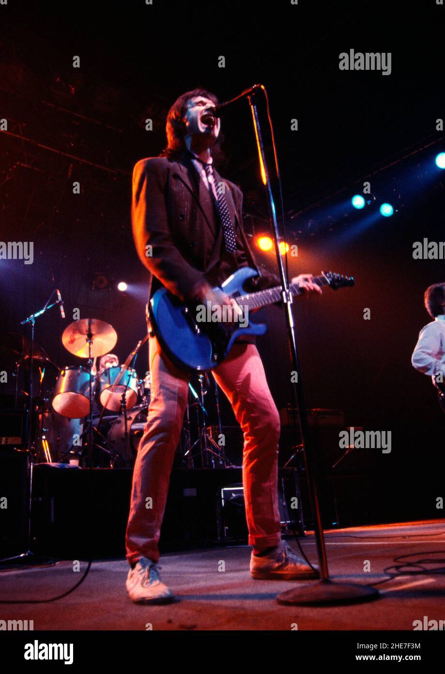 Der englische Musiker Ray Davies tritt 1982 mit den Kinks in London auf. Stockfoto