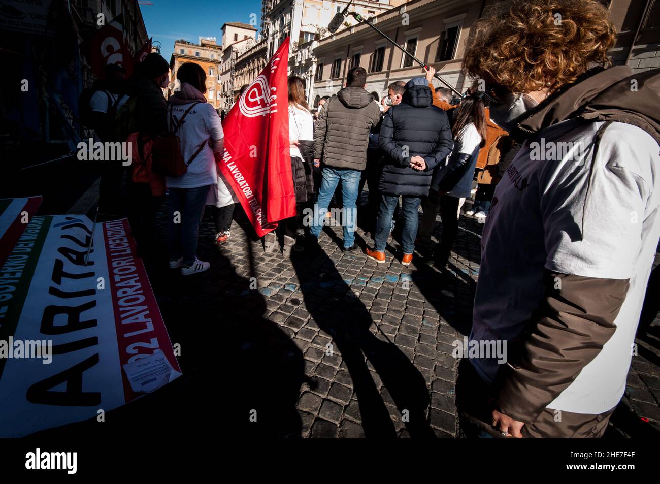 Rom, Italien. 07th Januar 2022. Air Italy-Mitarbeiter protestieren am 07. Januar 2022 auf der Piazza Sant'Apostoli und beschuldigen die Regierung Draghi der Komplizenschaft beim Verlust von Arbeitsplätzen bei Air Italy. Air Italy-Mitarbeiter protestieren gegen die Schließung und Entlassung von 1.322 Mitarbeitern. (Foto: Andrea Ronchini/Pacific Press) Quelle: Pacific Press Media Production Corp./Alamy Live News Stockfoto