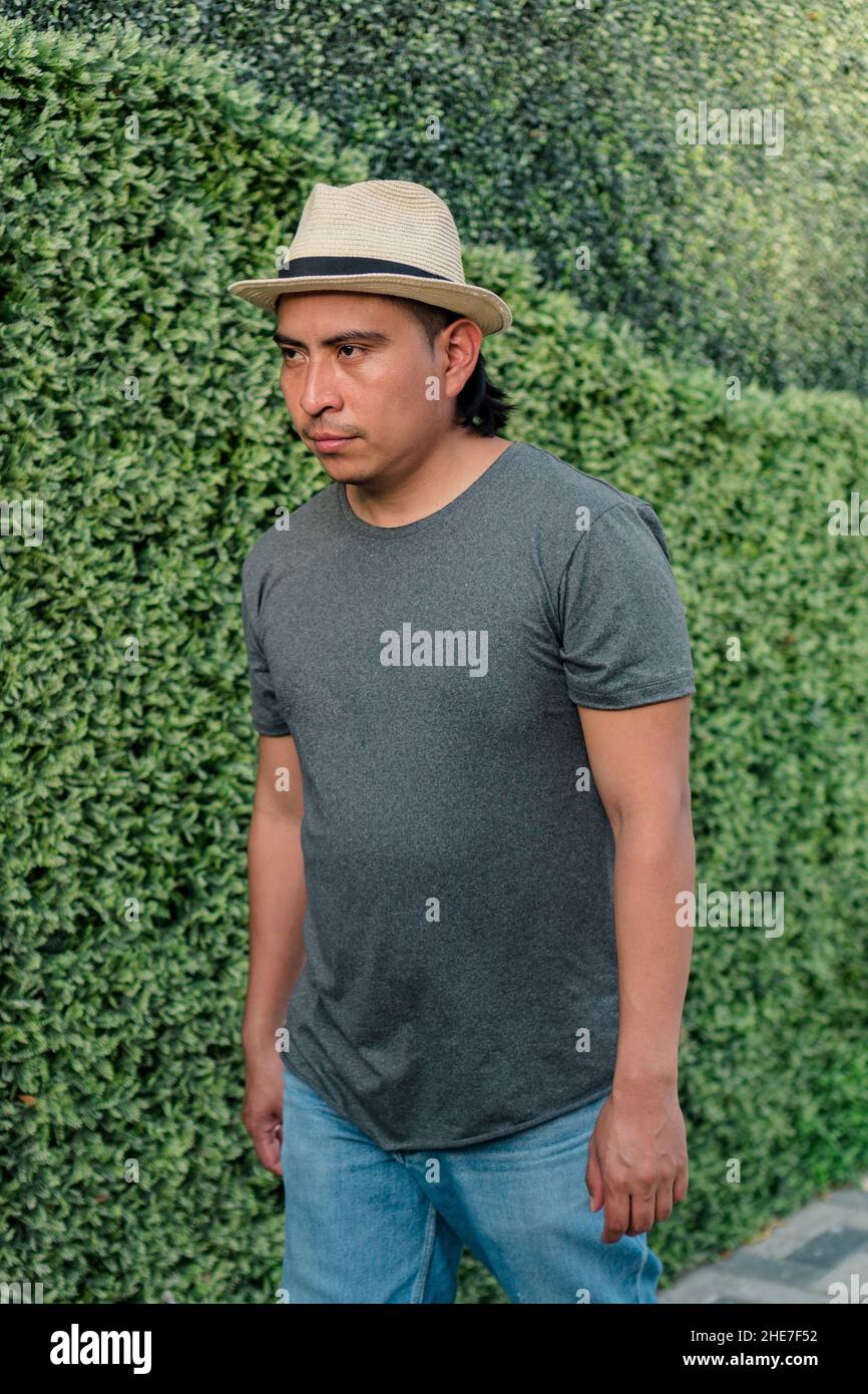 Aborigine-Mann mit Hut, der im Freien läuft Stockfoto