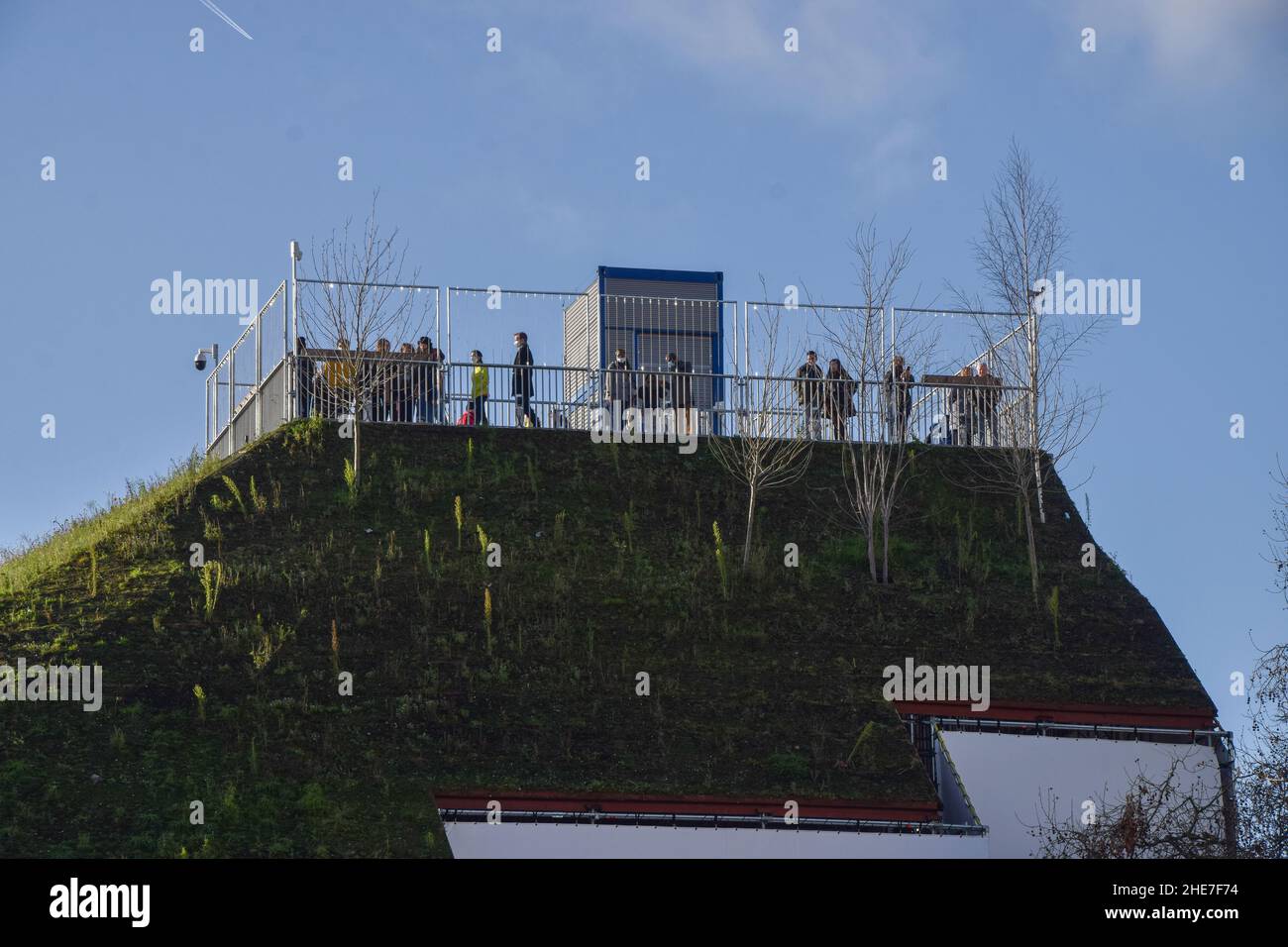 London, Großbritannien. 09th Januar 2022. Am letzten Tag vor seiner Schließung genießen die Menschen den Blick auf den Marble Arch Mound. Der künstliche Hügel im Zentrum Londons wurde als „Londons schlimmste Touristenattraktion“ bezeichnet und schließt permanent. (Foto: Vuk Valcic/SOPA Images/Sipa USA) Quelle: SIPA USA/Alamy Live News Stockfoto