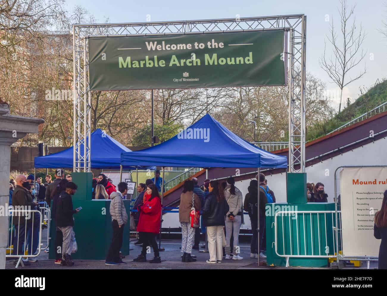 London, Großbritannien. 09th Januar 2022. Am letzten Tag vor der Schließung stehen Massen Schlange, um den Marble Arch Mound zu sehen. Der künstliche Hügel im Zentrum Londons wurde als „Londons schlimmste Touristenattraktion“ bezeichnet und schließt permanent. (Foto: Vuk Valcic/SOPA Images/Sipa USA) Quelle: SIPA USA/Alamy Live News Stockfoto