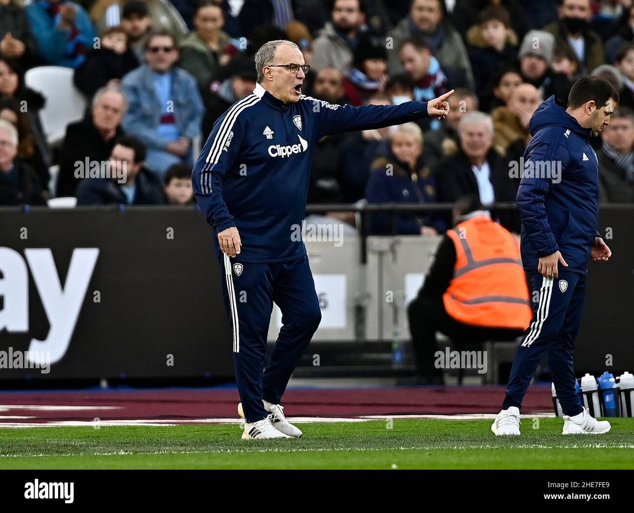 London, Großbritannien. 9th Januar 2022. Marcelo Bielsa (Leeds-Manager) punktet und ruft während des West Ham gegen Leeds Emirates FA Cup 3rd-Rundsspiels im London Stadium Stratford. Quelle: MARTIN DALTON/Alamy Live News Stockfoto