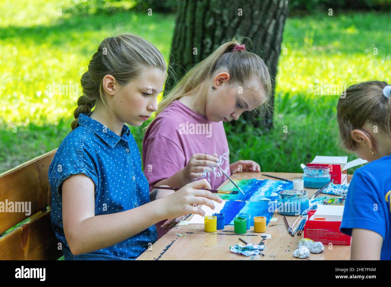 Zaporizhia, Ukraine- 19. Juni 2021: Charity Familienfest: Mädchen, die an Kunst und Handwerk im Freien Workshop teilnehmen, machen bunte Zeichnung mit Goua Stockfoto