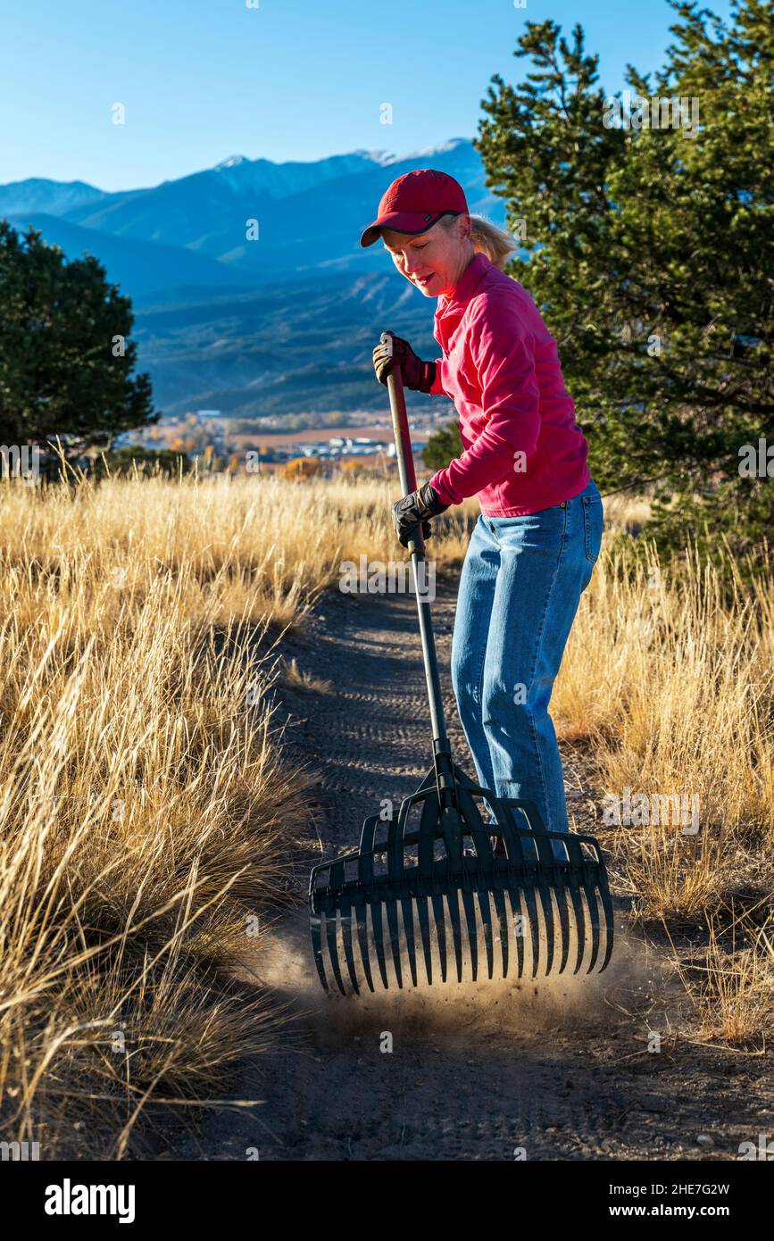 Ehrenamtliche Frau, die für den Erhalt von Wanderwegen arbeitet; Arkansas Hills; Salida Mountain Trails; in der Nähe von Salida; Colorado; USA Stockfoto