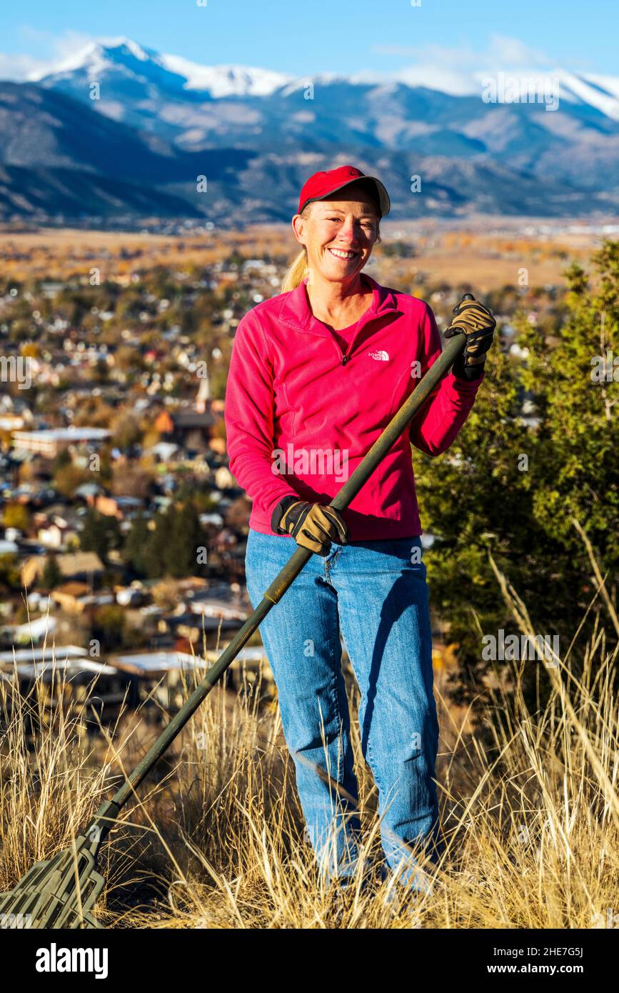 Ehrenamtliche Frau, die für den Erhalt von Wanderwegen arbeitet; Arkansas Hills; Salida Mountain Trails; in der Nähe von Salida; Colorado; USA Stockfoto