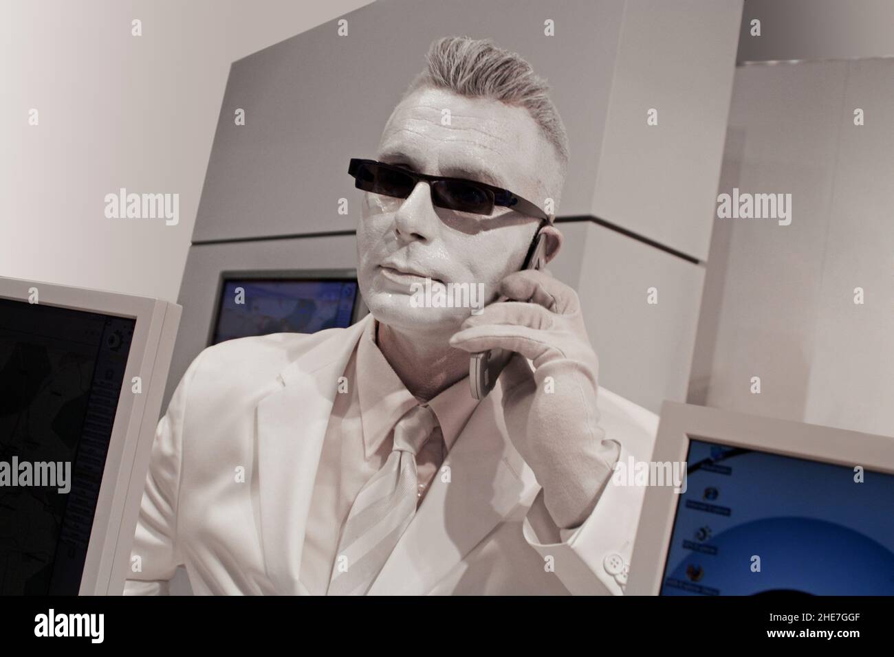 CeBIT 2007, Weissgeschminkter Mann beim Telefonieren, Hannover, Niedersachsen, Deutschland, Europa | CeBIT 2007, Mann mit weißem Make-up mit seiner Zelle Stockfoto