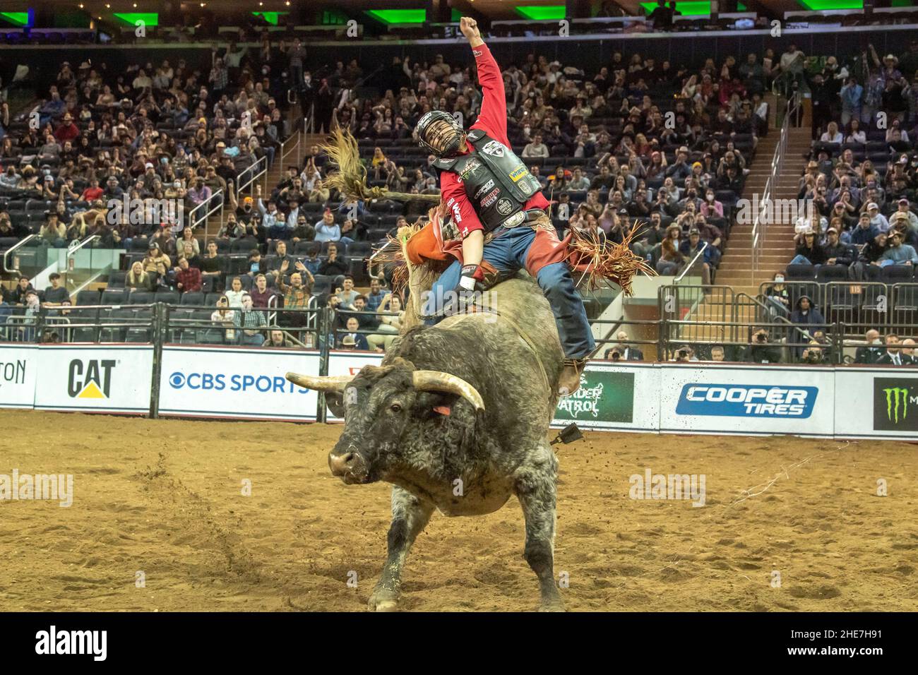 NEW YORK, NY - JANUAR 07: Silvano Alves reitet Codigo während der Professional Bull Riders 2022 Entfesseln Sie das Beast-Event am Madison Square Garden am Januar Stockfoto