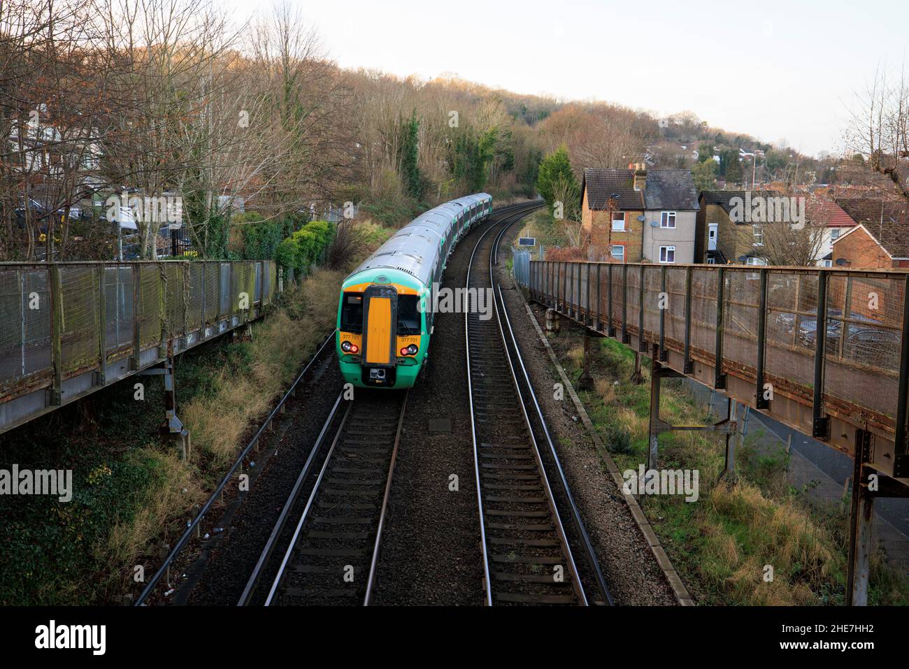 Ein Zug auf Gleisen in der Nähe des Bahnhofs Kenley im Süden Londons Stockfoto