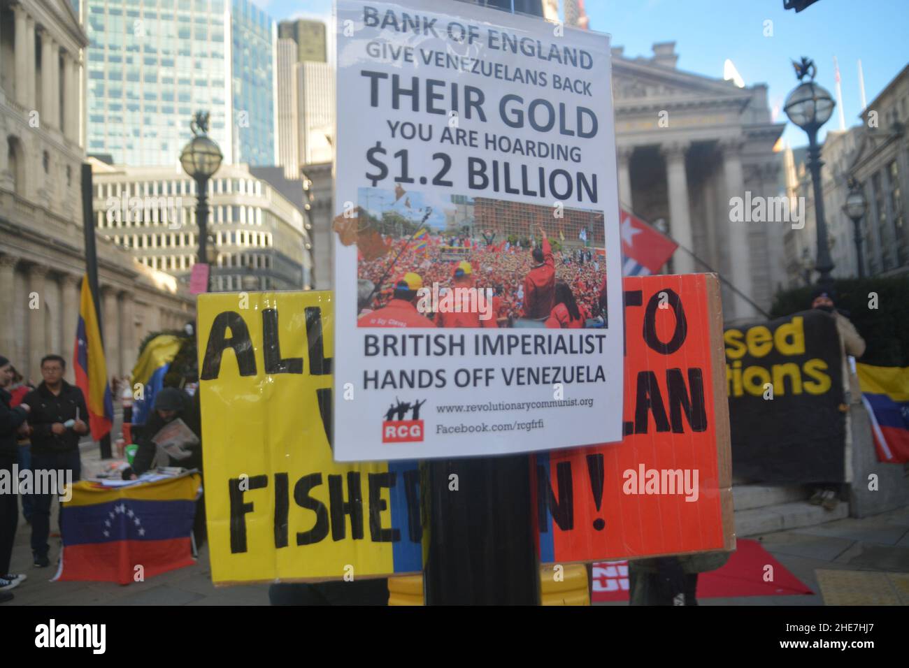 Die Protestierenden kamen zur Bank von england und forderten die Rückgabe der Goldlagerstätten an die gesetzlich gewählte Regierung zurück Stockfoto