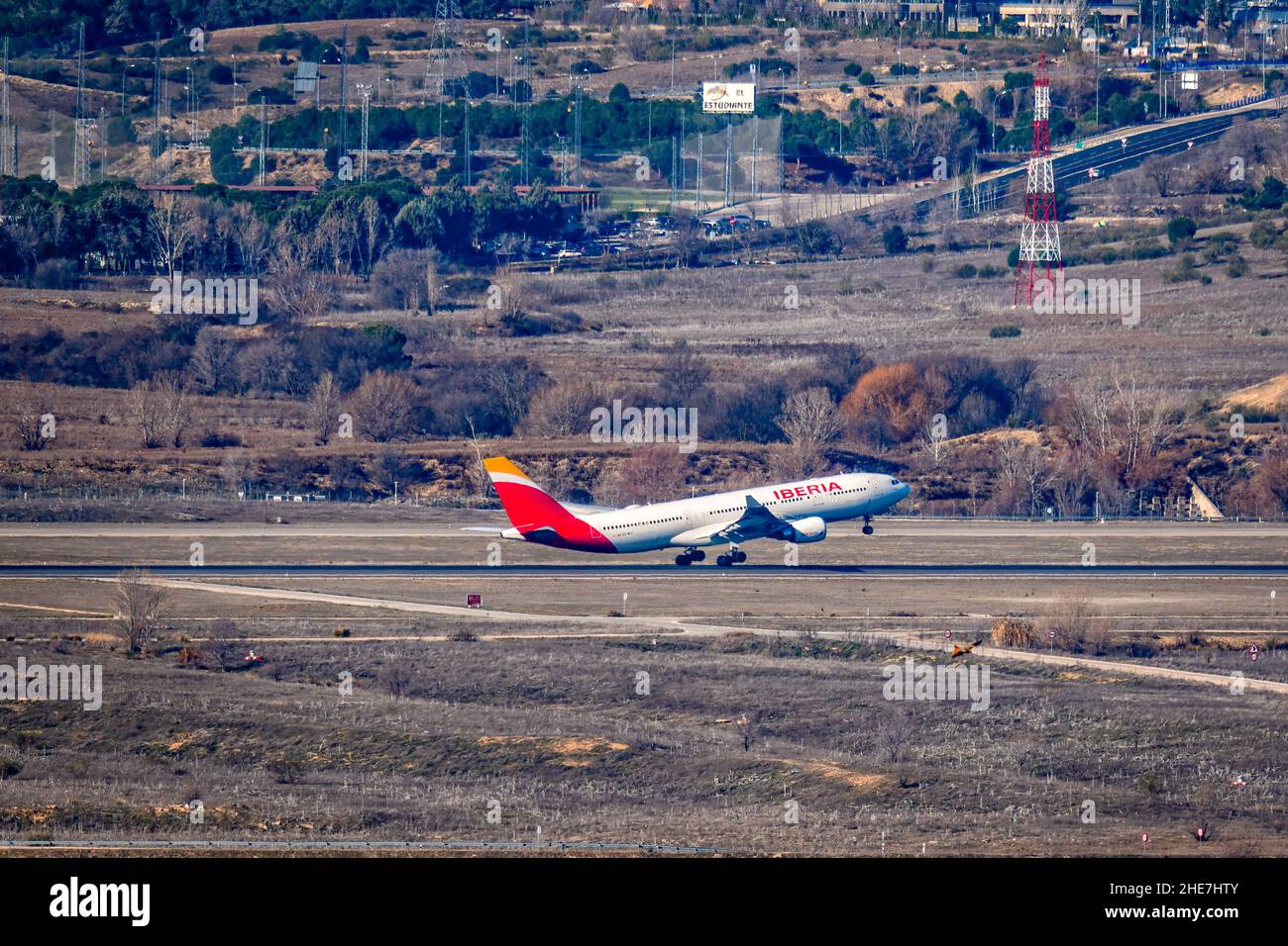 Madrid, Spanien - 31. Dezember 2021: Airbus A330 Iberia startet vom Flughafen Adolfo Suarez Madrid-Barajas. Stockfoto