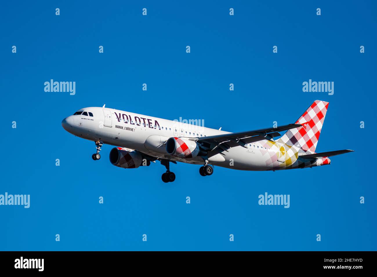 Madrid, Spanien - 31. Dezember 2021: Airbus A320 Passagierflugzeug der Fluggesellschaft Volotea fliegt vor der Landung gegen den klaren blauen Himmel. Der Name von Stockfoto