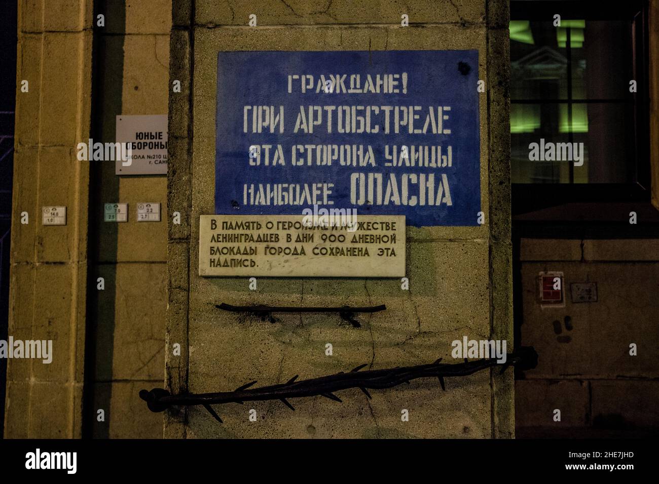 Saint-Petersbourg, Russland - Gedenktafel an einer Wand zur Erinnerung an die Leningrader Beladung während des Weltkrieges 2. Warnschild mit Vorschlägen für den Fall eines Bombenanschlags Stockfoto