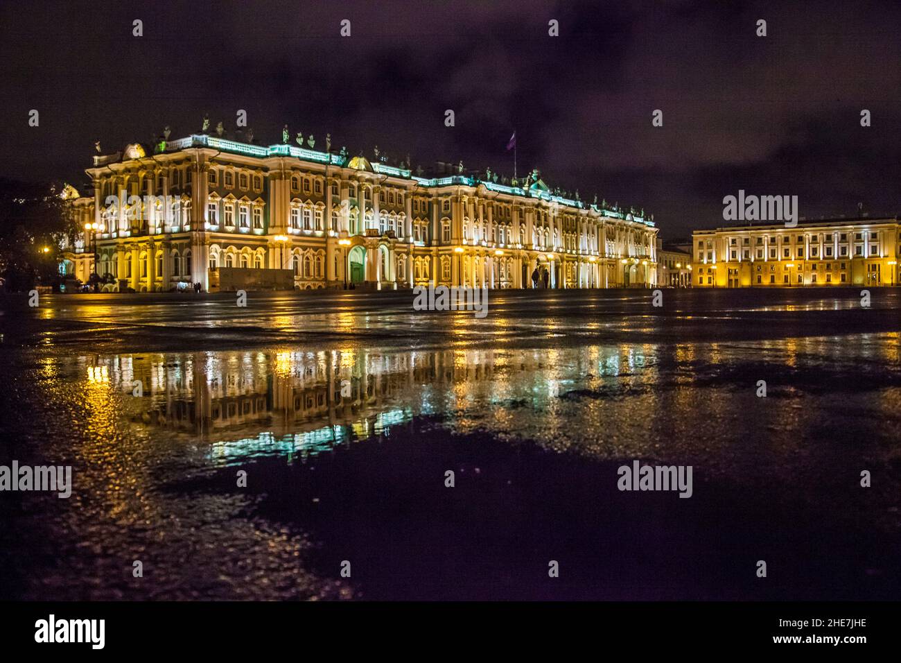 Saint-Petersbourg, Russland - Blick auf den Winterpalast in der Nacht, im Wasser reflektiert Stockfoto