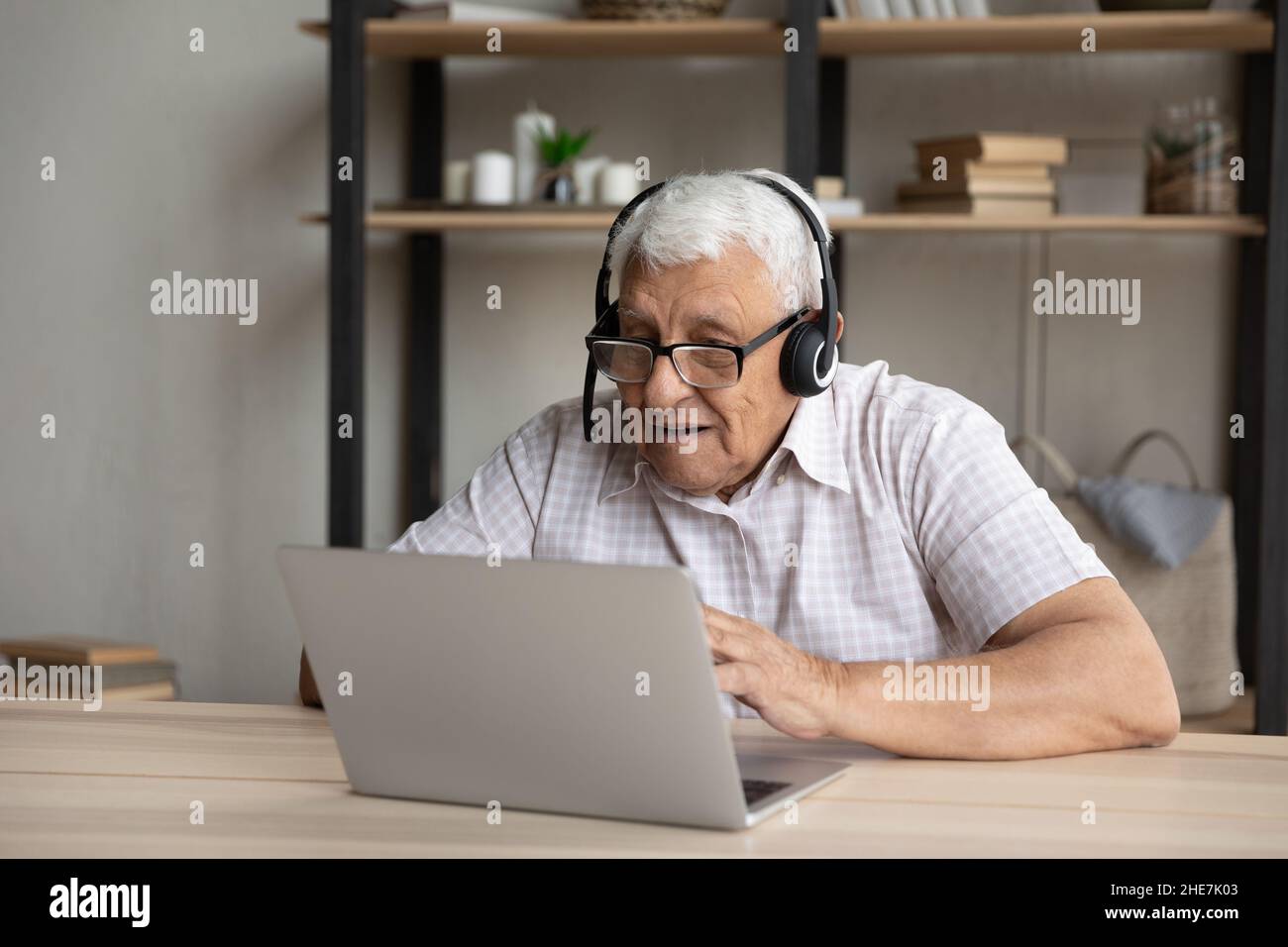 Glücklicher älterer Rentner mit Videoanruf. Stockfoto