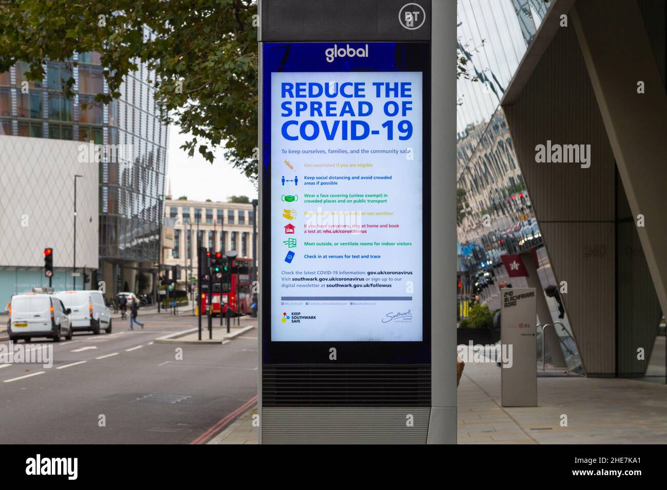 DOOH, Digital Out of Home von Global und BT, reduzieren die Verbreitung von covid 19 E-Board, Werbung, Digital Signage Display, Straßenschild, london, vereinigtes Königreich Stockfoto