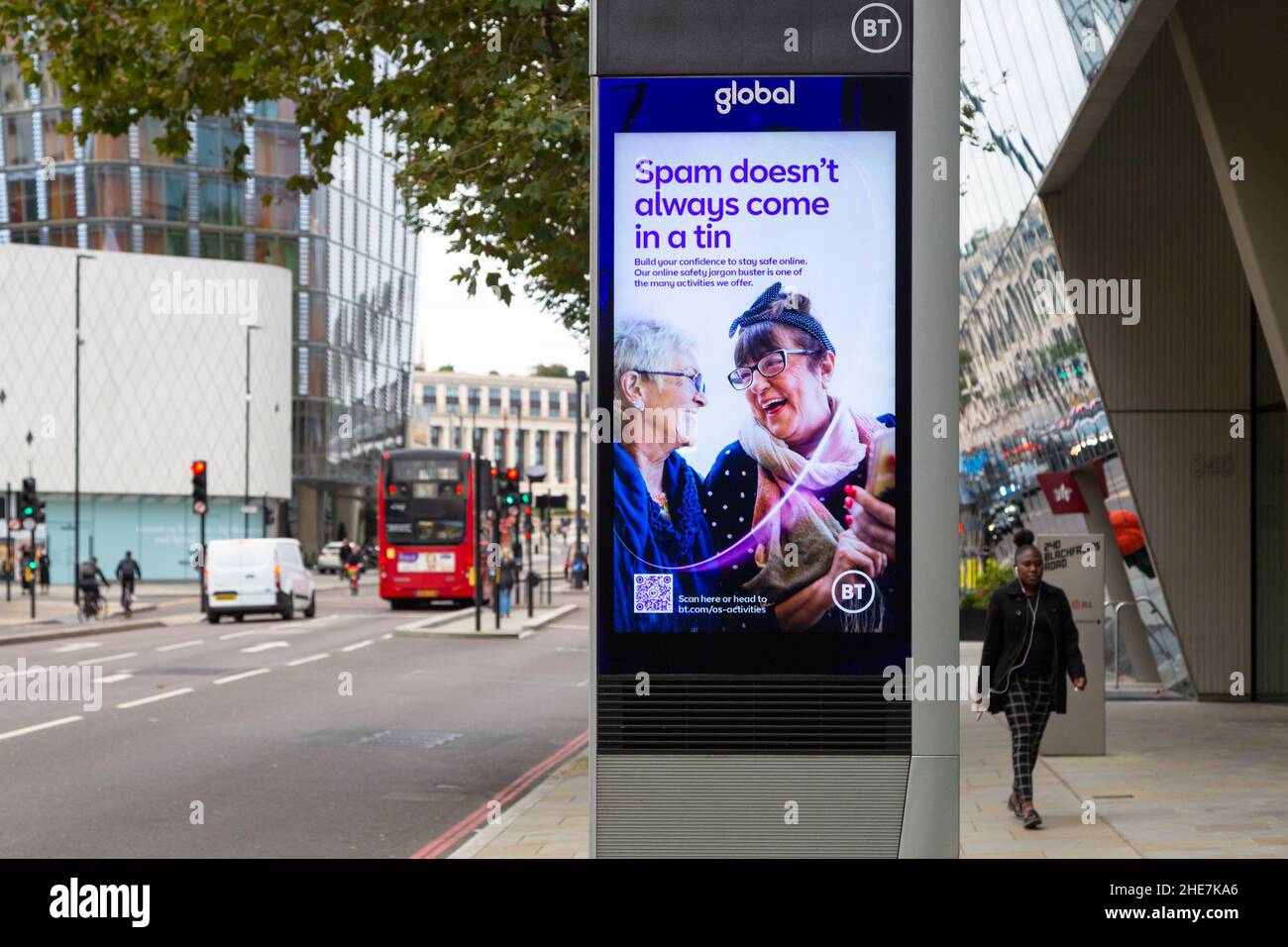 DOOH, Digital Out of Home von Global und BT, Marketing elektronische Werbung Straßenbelag Schilder, Digital Signage Display, BT Werbung, london, großbritannien Stockfoto