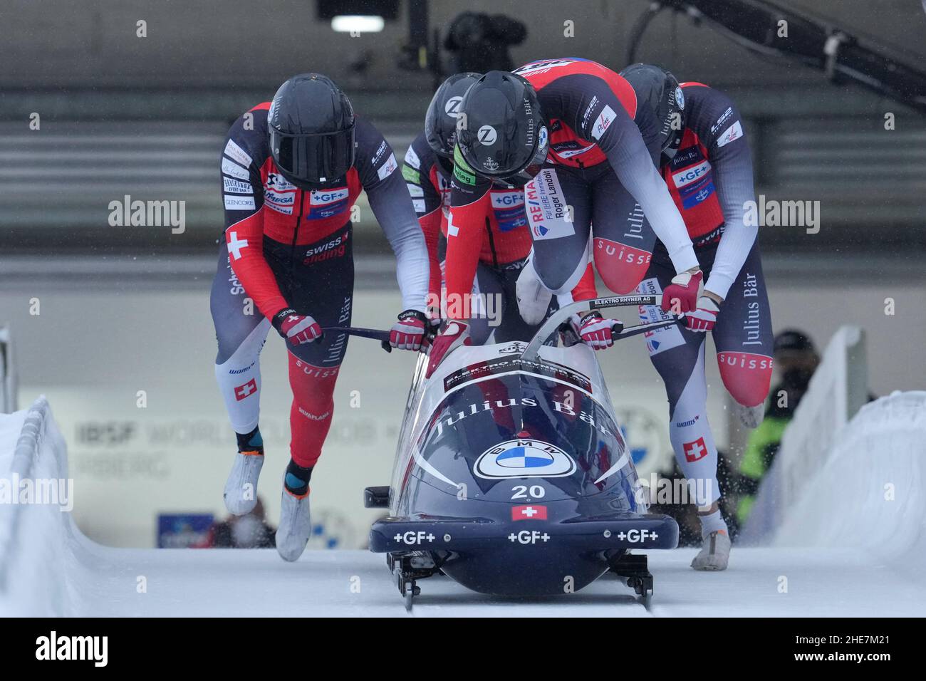 Winterberg, Deutschland. 09th Januar 2022. WINTERBERG, DEUTSCHLAND - 9. JANUAR: Michael Vogt, Cyril Bieri, Luca Rolli, Sandro Michel aus der Schweiz treten während des BMW IBSF Bob & Skeleton World Cup in der VELTINS-Eisarena am 9. Januar 2022 in Winterberg, Deutschland, im 4-Mann-Bobsport an (Foto: Patrick Goosen/Orange Picles) Quelle: Orange Pics BV/Alamy Live News Stockfoto