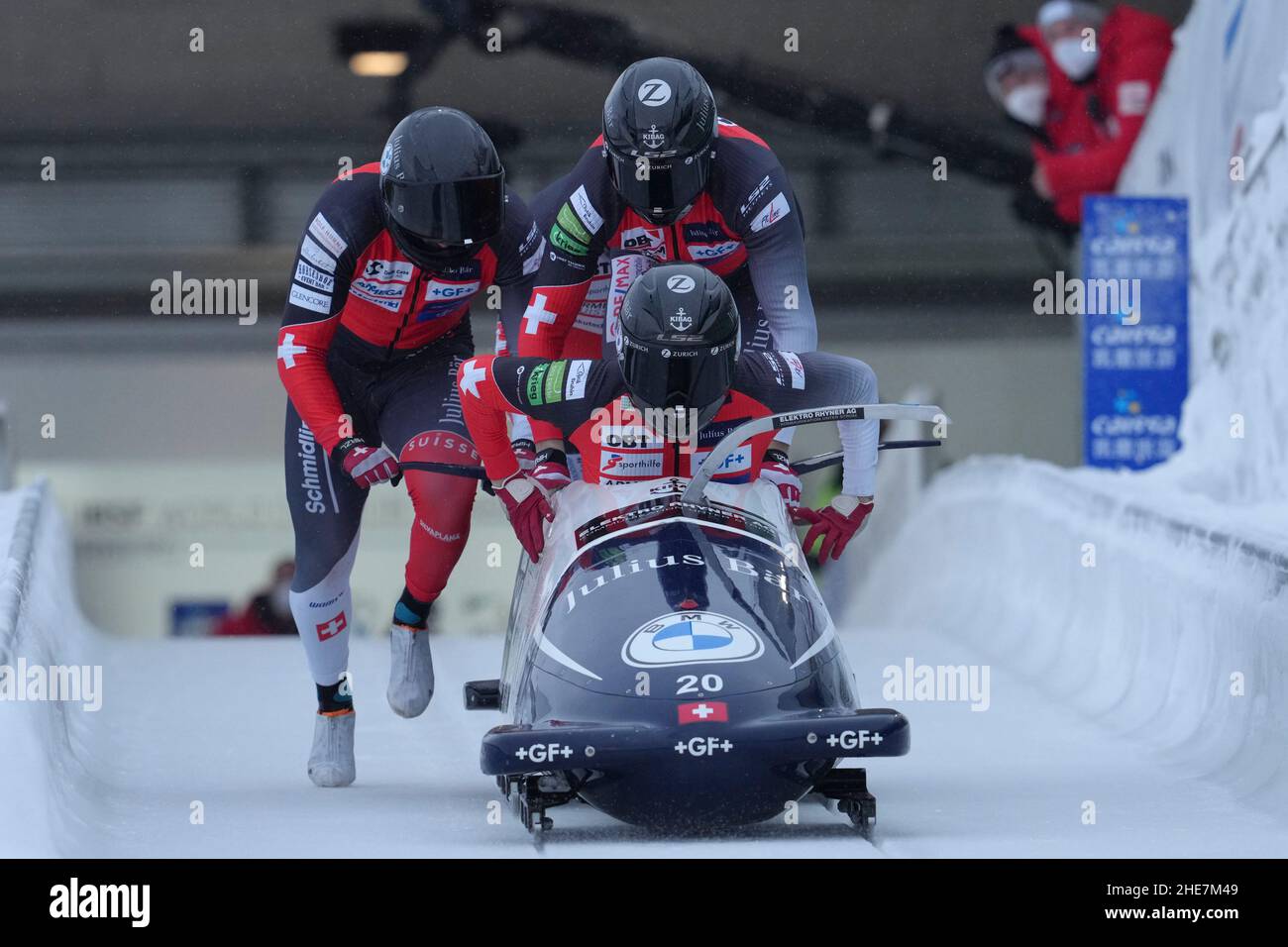 Winterberg, Deutschland. 09th Januar 2022. WINTERBERG, DEUTSCHLAND - 9. JANUAR: Michael Vogt, Cyril Bieri, Luca Rolli, Sandro Michel aus der Schweiz treten während des BMW IBSF Bob & Skeleton World Cup in der VELTINS-Eisarena am 9. Januar 2022 in Winterberg, Deutschland, im 4-Mann-Bobsport an (Foto: Patrick Goosen/Orange Picles) Quelle: Orange Pics BV/Alamy Live News Stockfoto