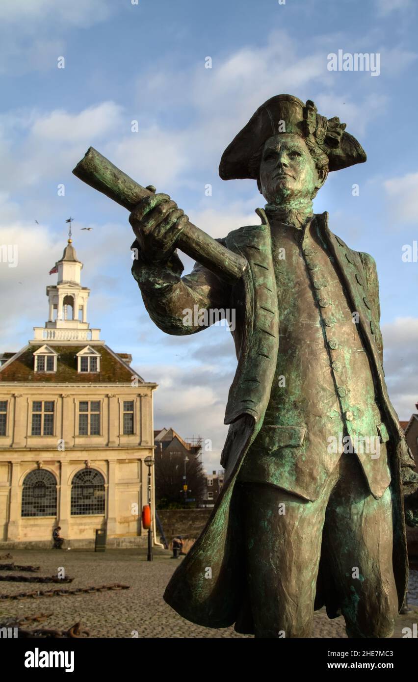 Bronzestatue von Captain George Vancouver vor dem Zollhaus, Purfleet Quay King's Lynn UK Stockfoto