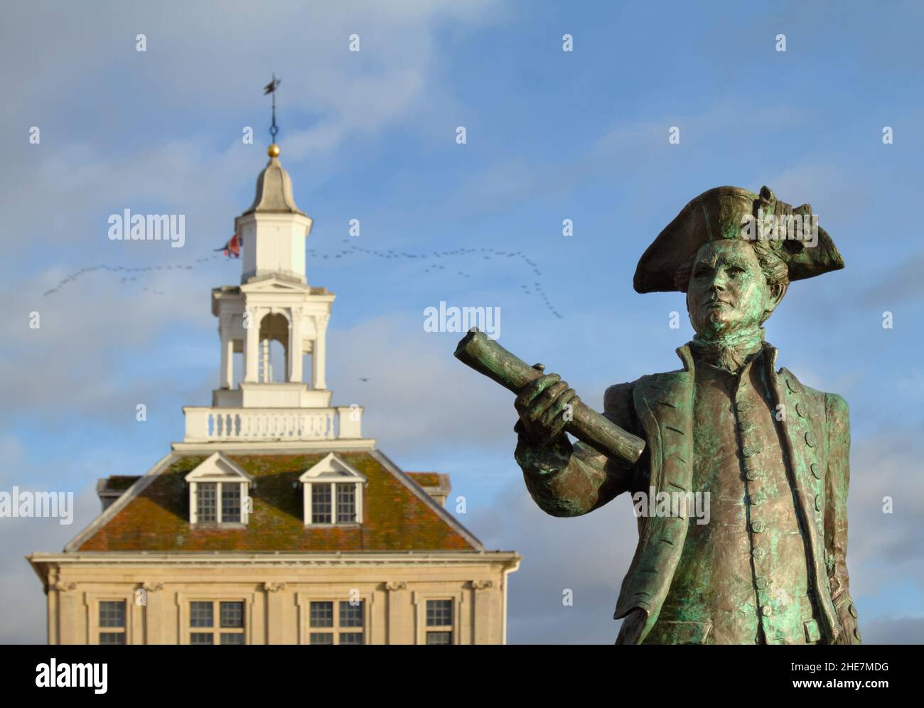 Bronzestatue von Captain George Vancouver vor dem Zollhaus, Purfleet Quay King's Lynn UK Stockfoto