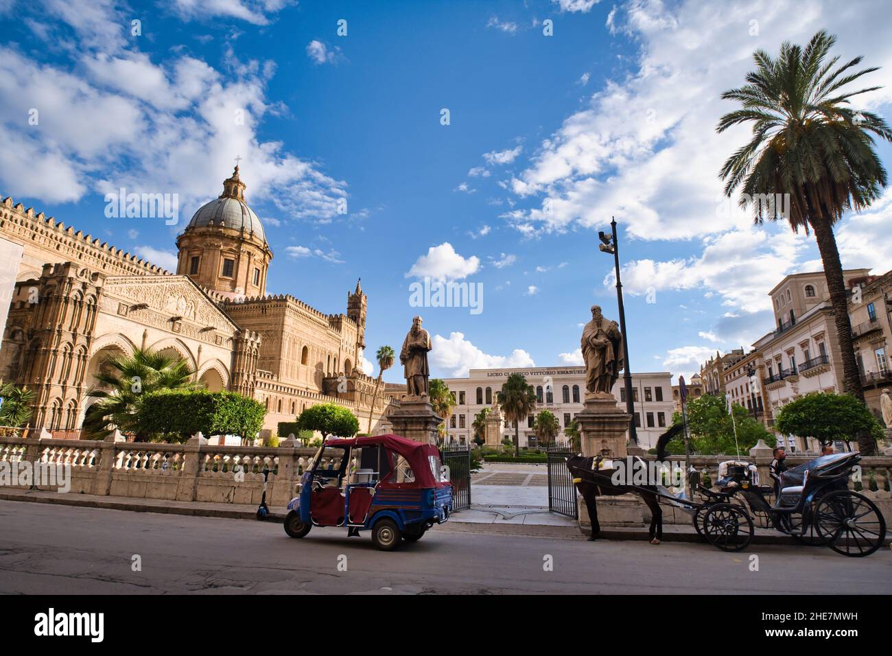 Blick auf Verkehrsmittel für Touristen in der Innenstadt von Palermo Stockfoto