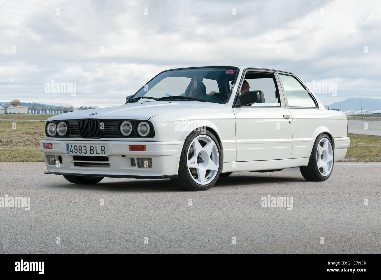 MONTMELO, SPANIEN-9. OKTOBER 2021: BMW 318 ist (E30) zweitürige Limousine (zweite Generation der BMW 3 Serie) Stockfoto