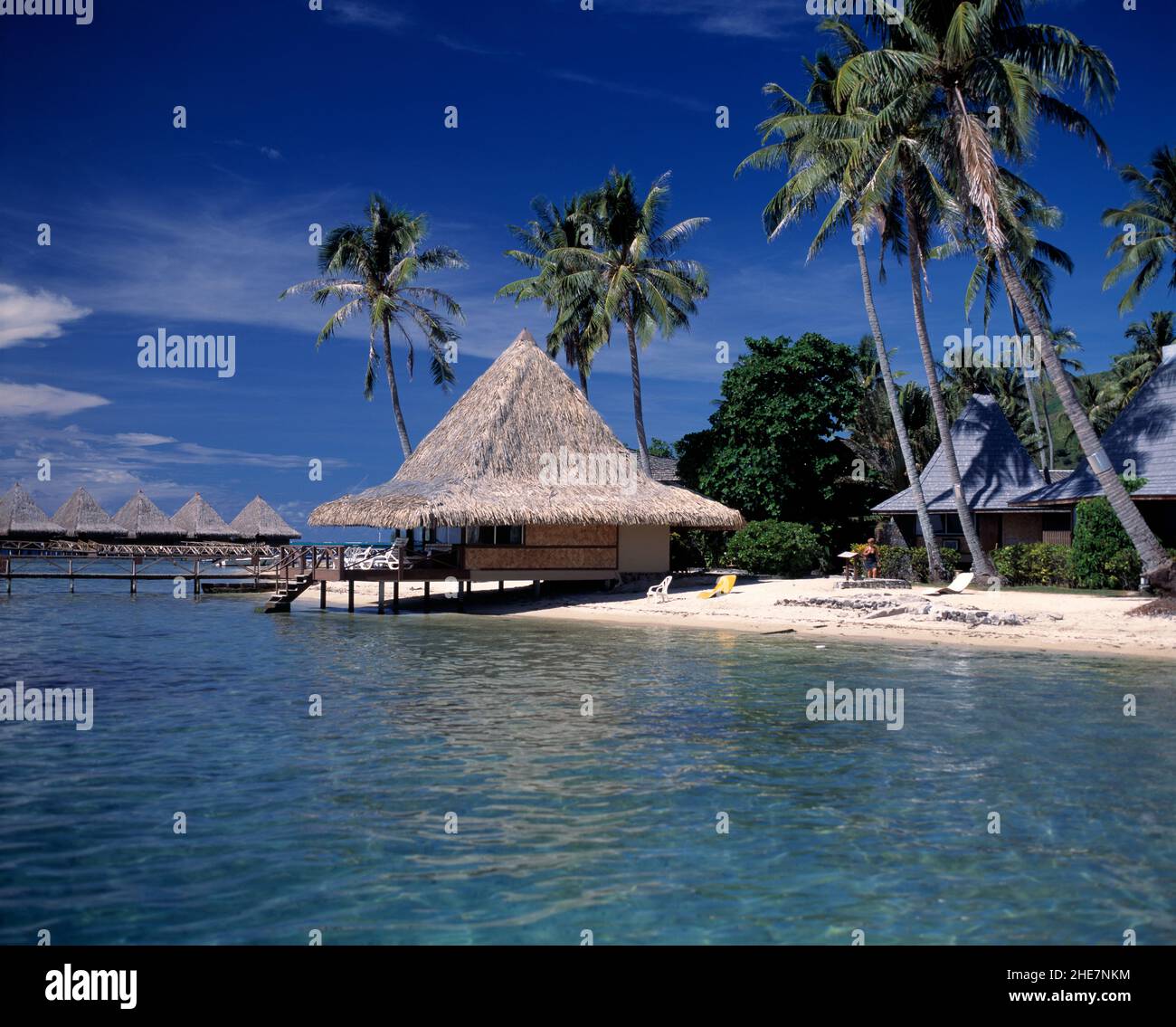 Französisch-Polynesien. Tahiti. Moorea. Maharepa. Club Bali-Hai Moorea Hotel. Strand und Hütten. Stockfoto