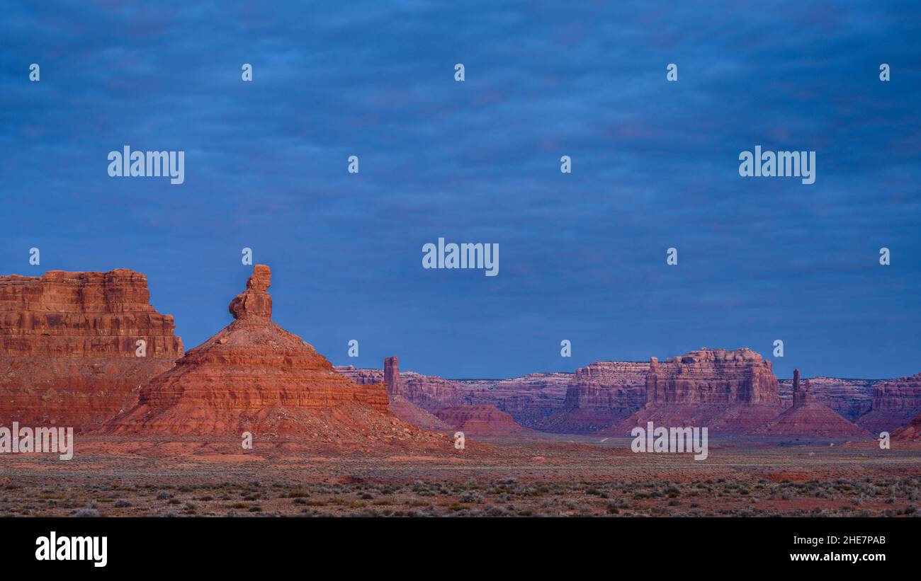 Sandsteinpfäste, Türme und Mesas im Valley of the Gods, Utah. Stockfoto