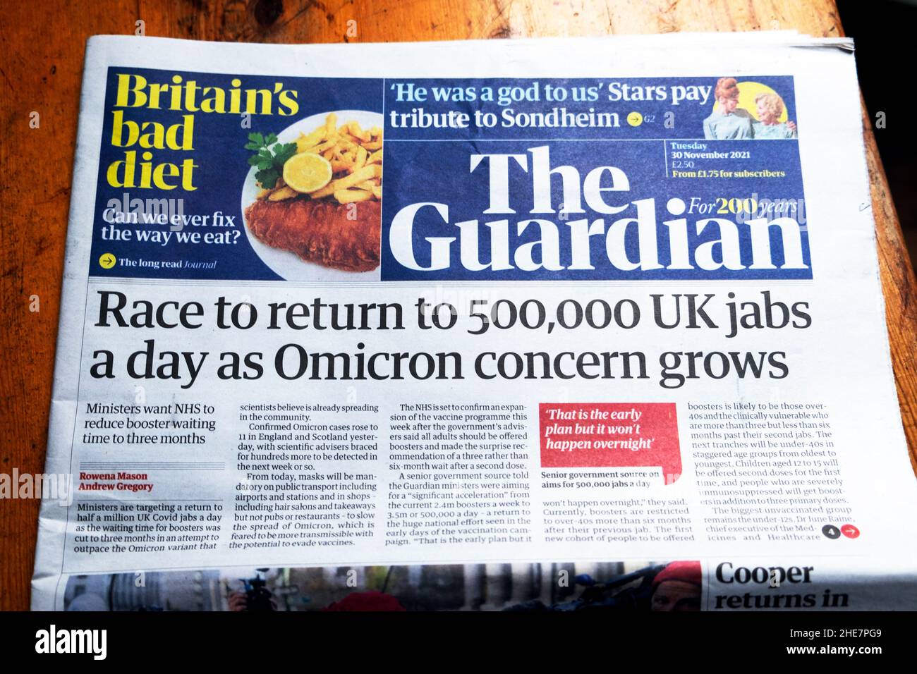 „Wettlauf um die Rückkehr zu 50.000 britischen Jabs pro Tag, wenn die Omicron-Besorgnis wächst“, titelte Guardian am 30. November 2021 in London, Großbritannien, die Pandemie-Zeitung Stockfoto