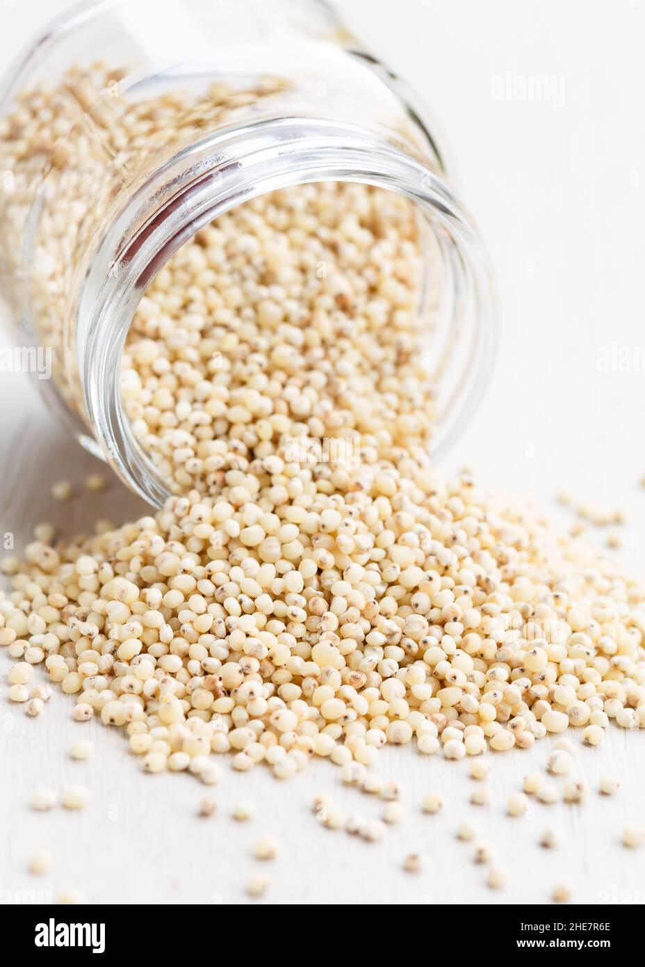 White Sorghum, ein glutenfreies Getreide, verschüttet Stockfoto