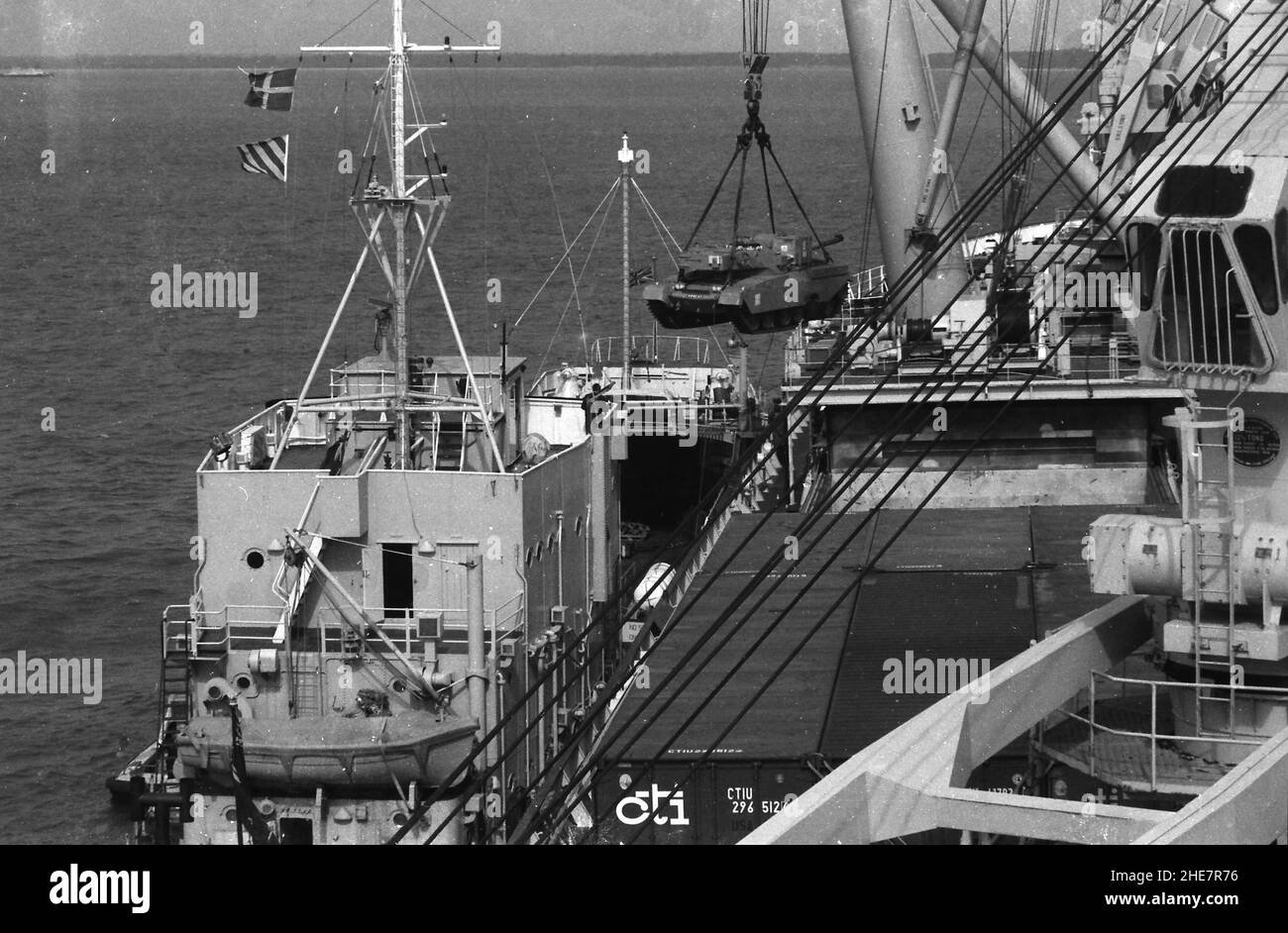 Verladung von Chieftain Tanks für Kuwait an Bord des Frachtschiffes M/V Ibn Rushd, vor der Isle of Wight in Cowes Roads vor Anker gegangen, 20th. Mai 1977 Stockfoto