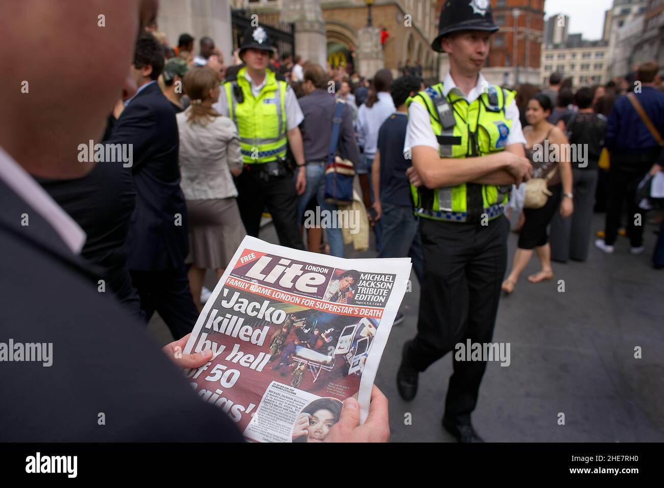 GROSSBRITANNIEN / England /London /A man liest eine Kopie der London Paper, die über den Tod des Sängers Michael Jackson in London informiert. Stockfoto