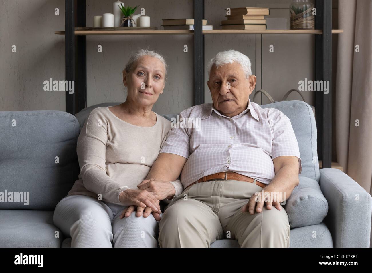 Porträt eines ruhigen, entspannten alten Paares, das sich auf der Couch ausruhte. Stockfoto