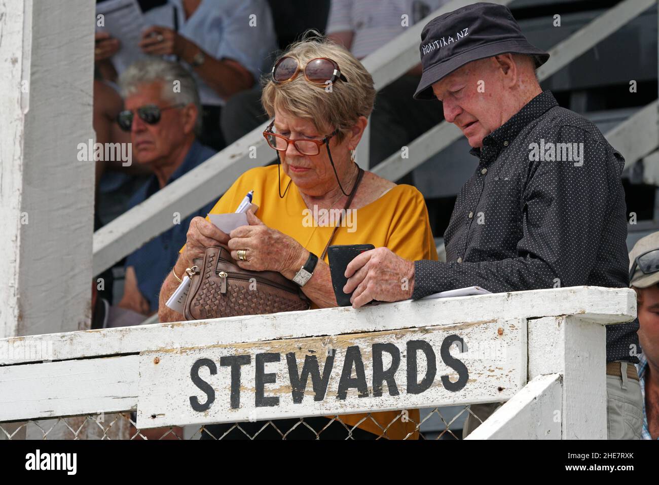 KUMARA, NEUSEELAND, 8. JANUAR 2022; die Wettkampfkunden überprüfen ihre Rennformen beim Golden Nuggets Wettbewerb auf der Kumara Race Track, 8. Januar 2022 . Stockfoto