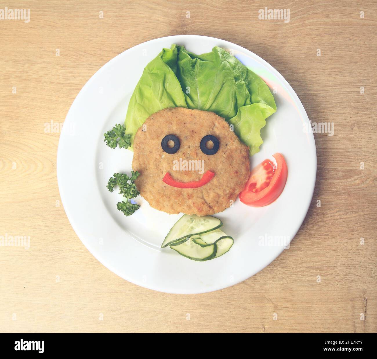 schnitzel mit Gemüse auf einem Teller im Kinderrestaurant Stockfoto