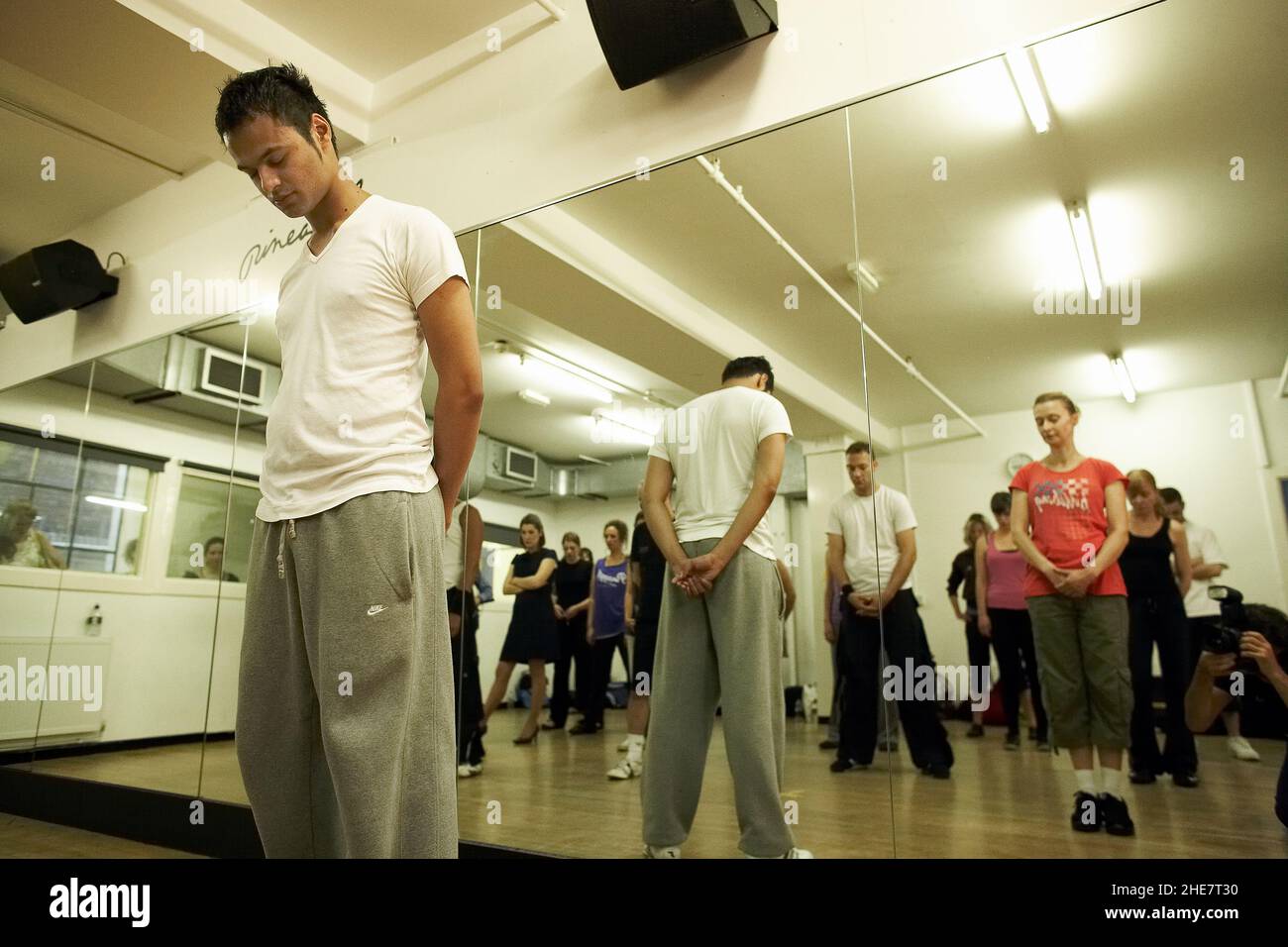 Anthony King und seine Tanzklasse in den Pineapple Dance Studios halten eine Schweigeminute als Tribut an Michel Jackson ab. Stockfoto