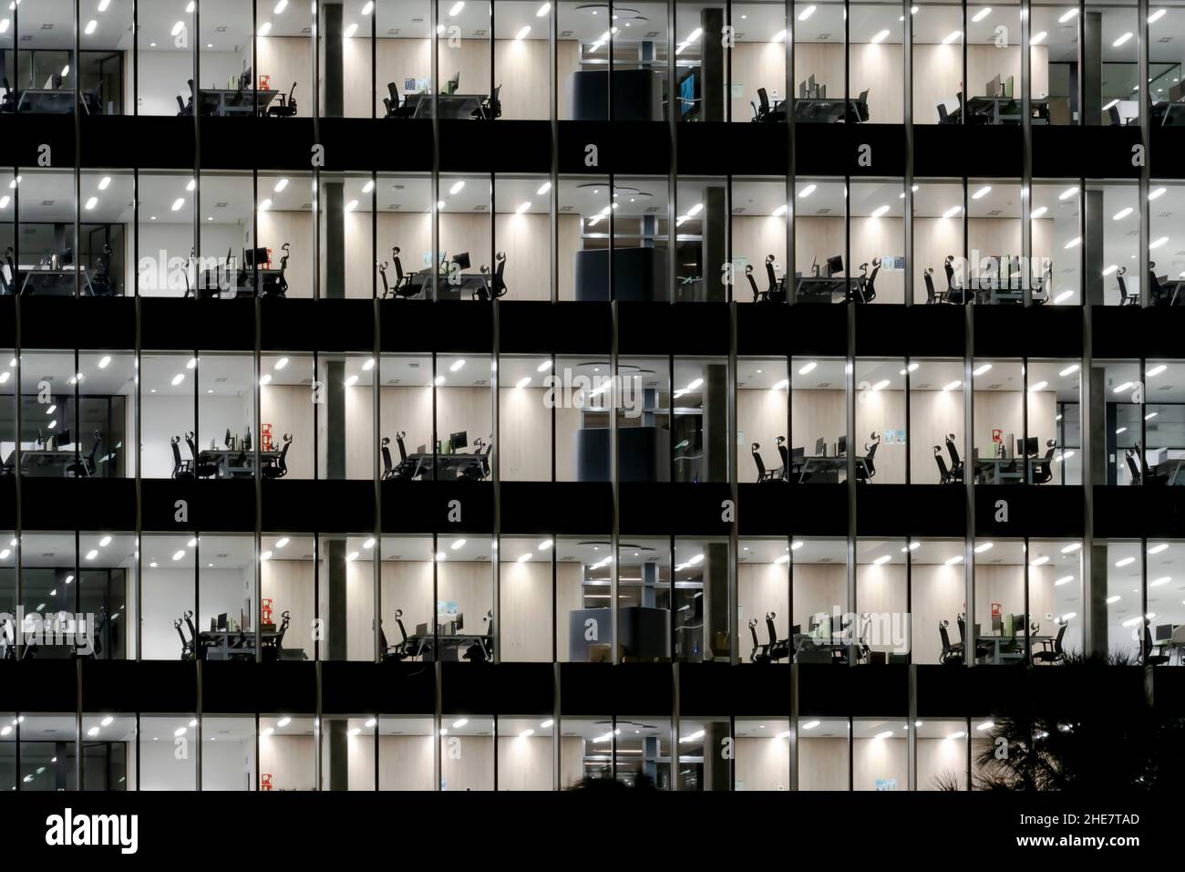Blick auf zahlreiche leere Arbeitsplätze in einem Bürogebäude am Ende des Arbeitstages Stockfoto