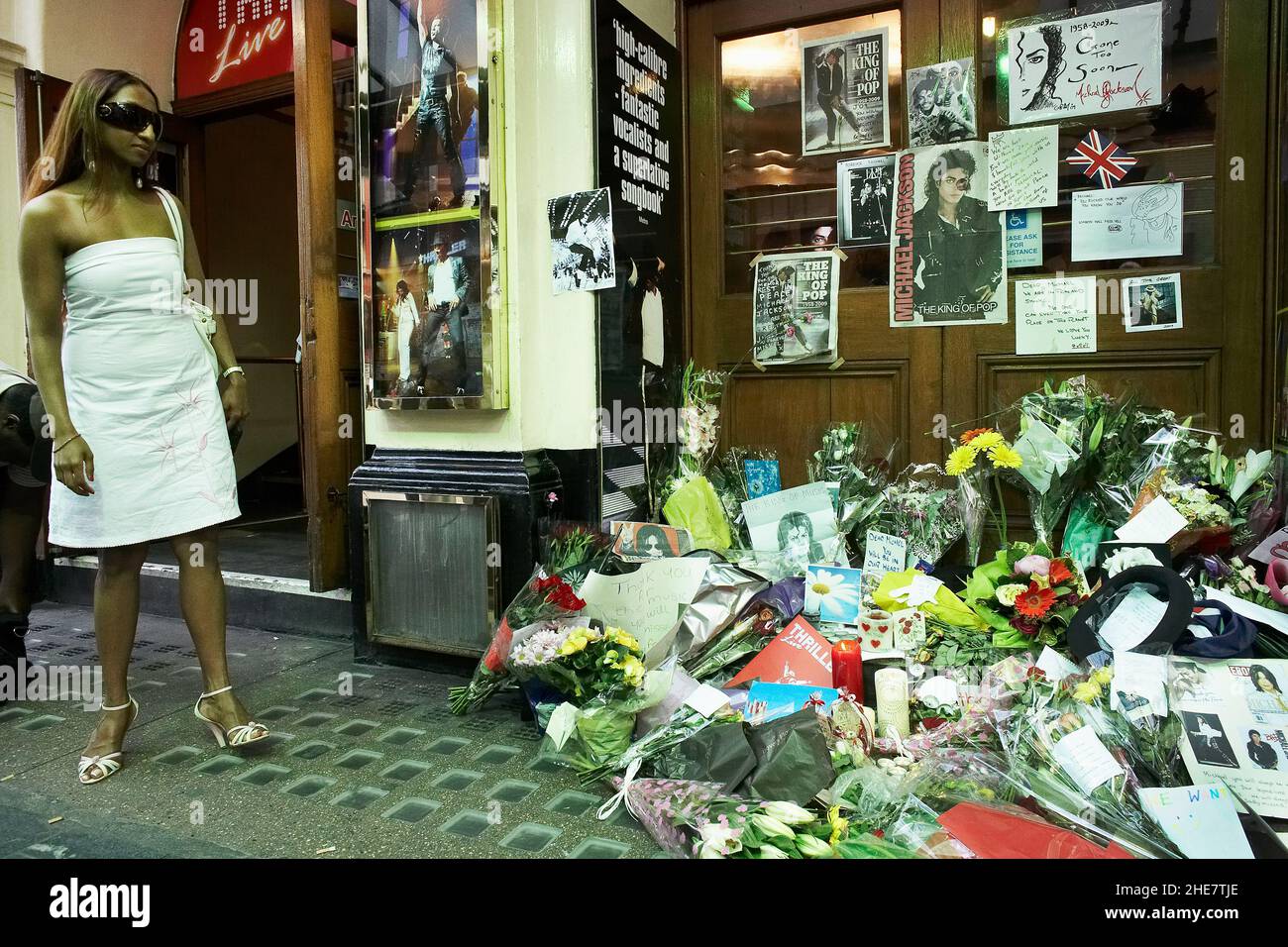 Blumen und Tribut Nachrichten von Michael Jackson Fans außerhalb der Lyric Theatre in London Stockfoto